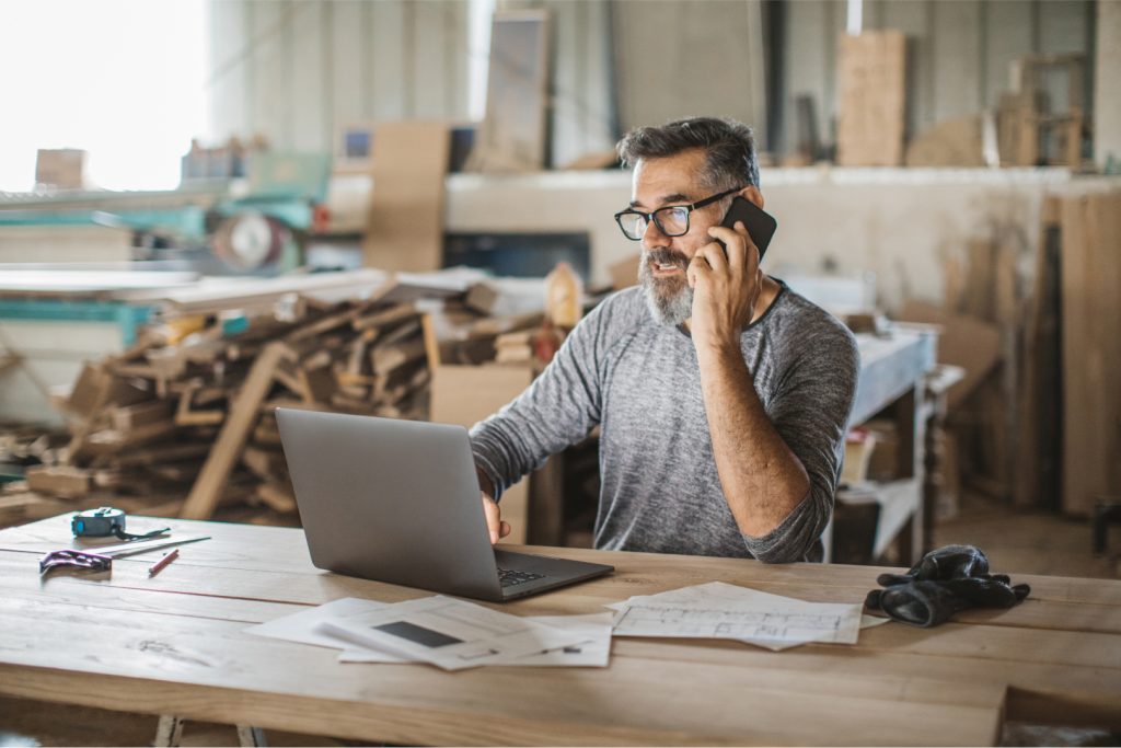 Livreur au téléphone