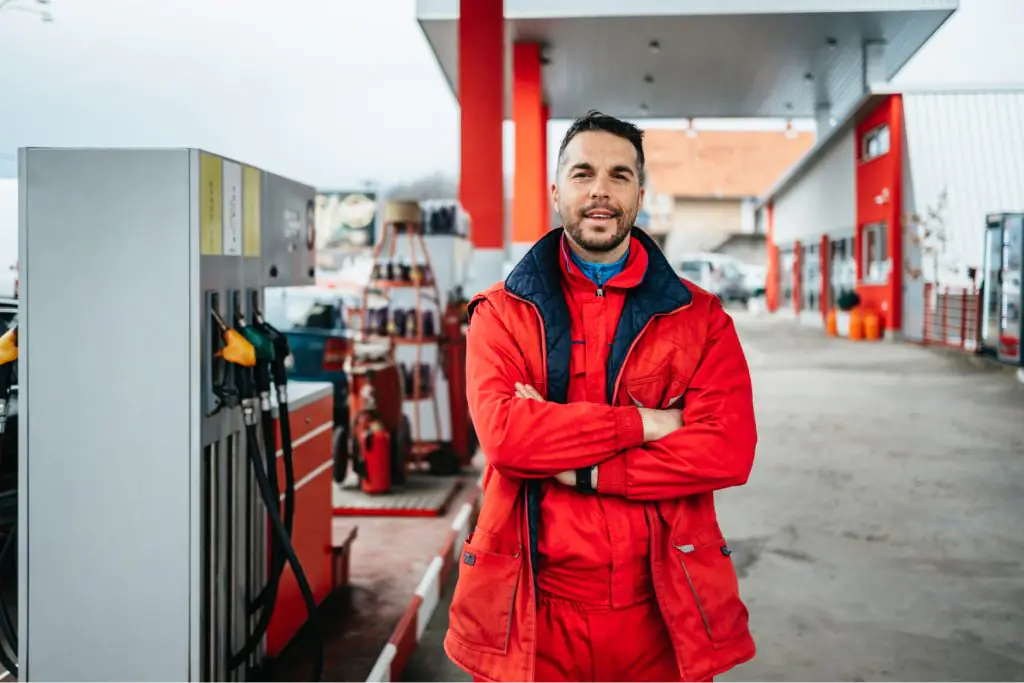 Homme en orange dans une station service