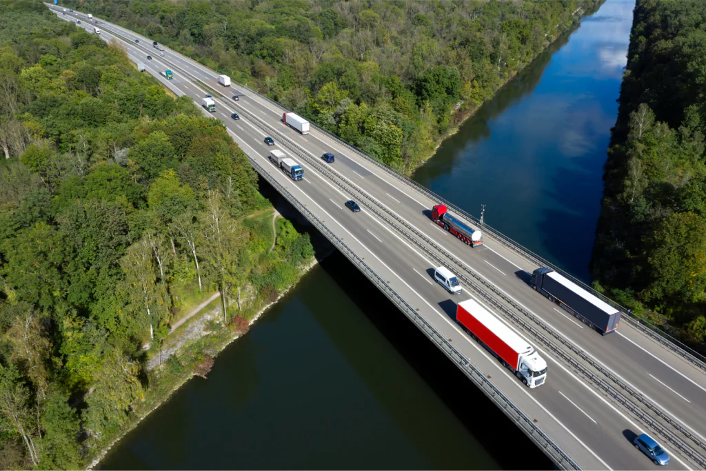 Trafic routier sur un pont